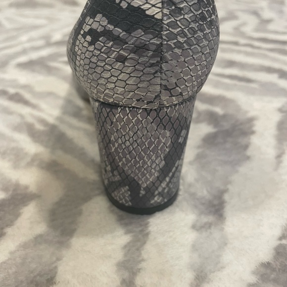 Block Heel Metallic Pumps - Picture 5 of 5